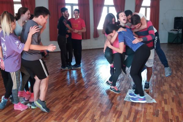 Jóvenes jugando a juego colaborativo.
