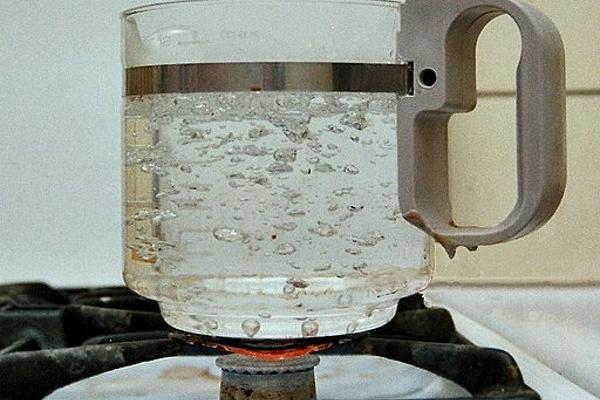 Agua hirviendo en una jarra transparente