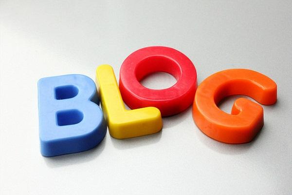 Letras de plástico formando la palabra blog.