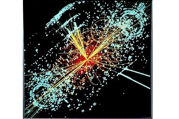 Un ejemplo de simulación a partir de los datos de la desintegración dos protones de muy alta energía generando un Bosón de Higgs en el decaimiento en dos haces de hadrones y dos electrones en el detector CMS del LHC en el CERN. Las lineas representan las posibles vias de desintegración, mientras que la zona en azul claro representa la energía obtenida en la desintegración de las partículas en el detector.