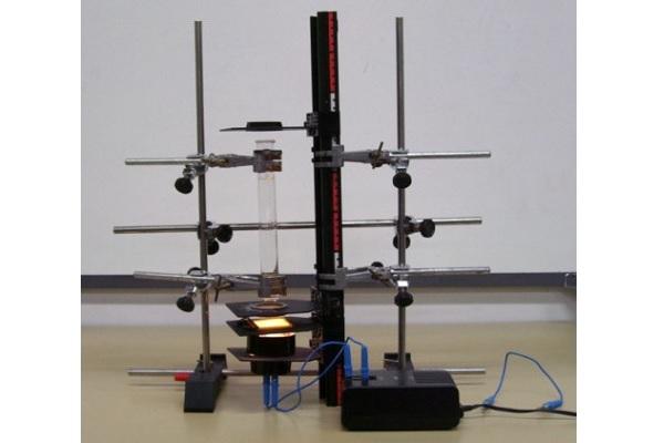 Imagen de un polarímetro construido con material de laboratorio.