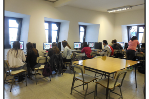 Salón con estudiantes