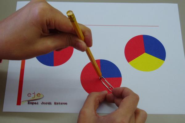 Tres ruletas dibujadas en papel