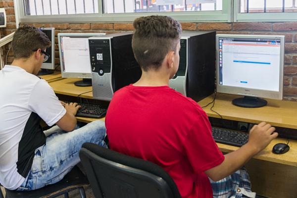 dos adolescentes en una clase de informática