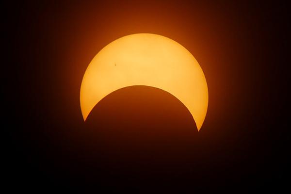 Fotografía de un eclipse solar. 