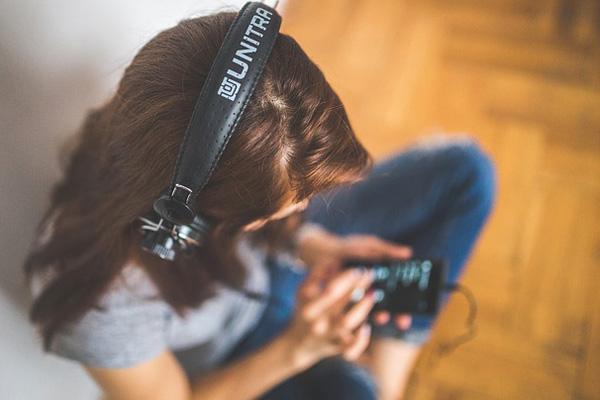 mujer escuchando con auriculares