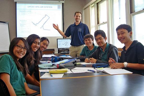 Clase compuesta por seis estudiantes y su profesor