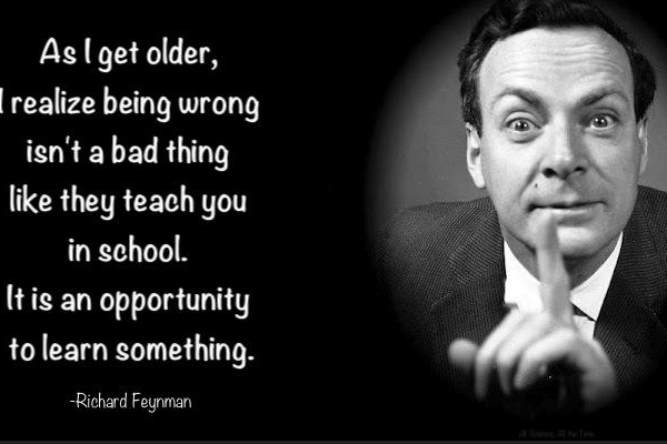 Foto de Richard Feynman con una frase suya: As I get older, I realize being wrong isn't a bad thing like they teach you in school. It is an opportunity to learn something.