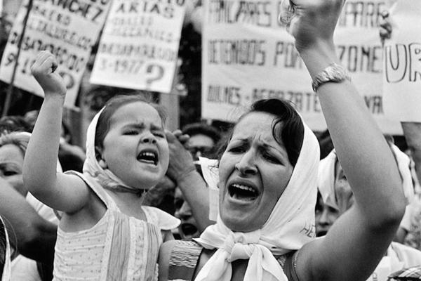 Madre e hija de Plaza de Mayo. Adriana Lestido