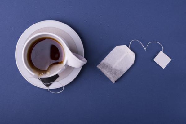 taza y saquitos de te enfocados desde arriba