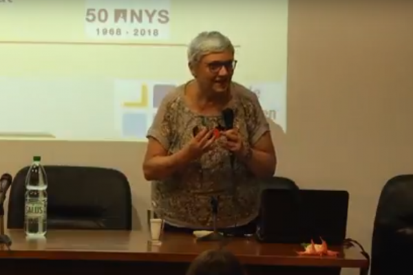 Neus Sanmmartí en la conferencia. 