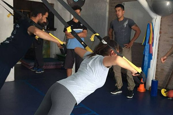 Clase de entrenamiento funcional con bandas TRX.