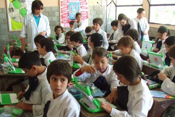 Escolares con sus laptops XO