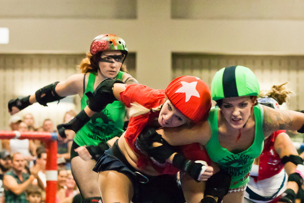 Jugadoras de roller derby en partido.