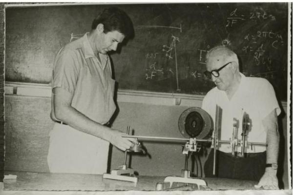 El Prof. Julián Aroztegui (a la derecha) junto al Prof. Carlos Gereda en tarea de laboratorio.