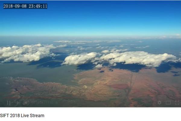 Vista del horizonte desde canasta con experimentos estudiantiles 