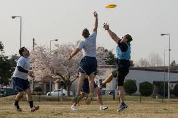 Gente jugando al Utimate frisbee.
