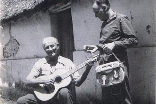 Lauro Ayestarán grabando a un guitarrista en el medio rural.