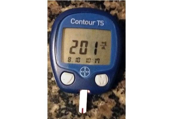 Glucómetro midiendo la glucemia