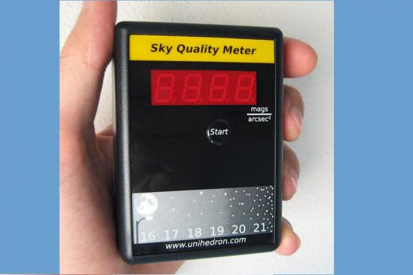 imagen de instrumento SQM apra medición de brillo de cielo