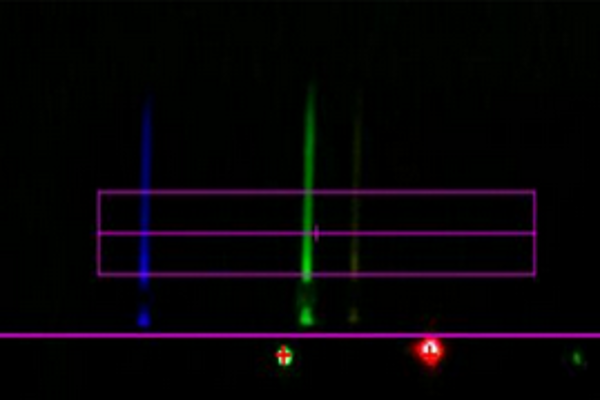 Espectro de emisión del tubo de descarga del mercurio. Se ven tres bandas de color añil, verde y amarillo.