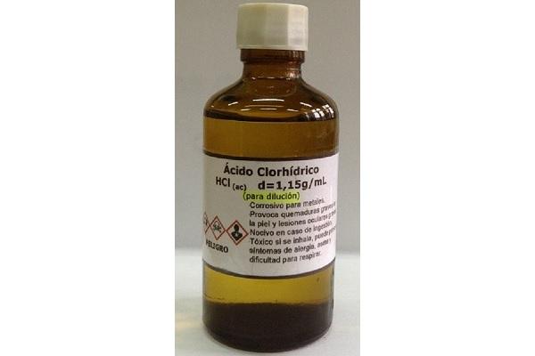 Frasco de solución de ácido clorhídrico etiquetado según SGA