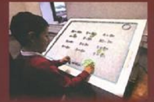 estudiante con pizarra electrónica