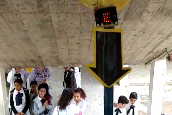 Plaqueta Microbit colocada en escalera para dirigir el tránsito en ella.