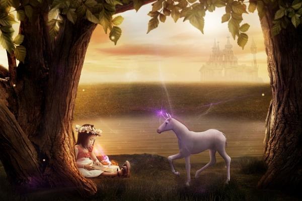 Niña con unicornio