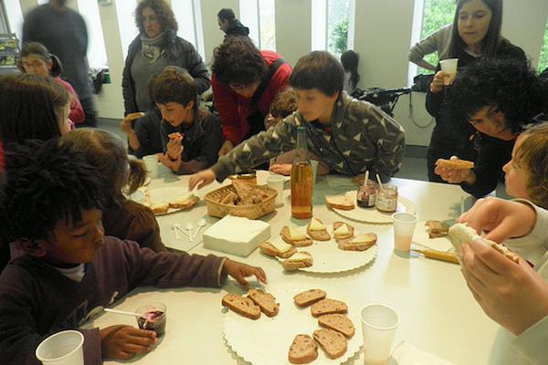 Merienda compartida por niñas y niños.