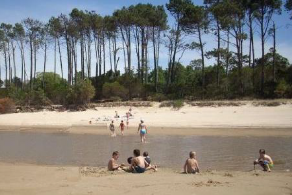 Gente sentada en la playa.