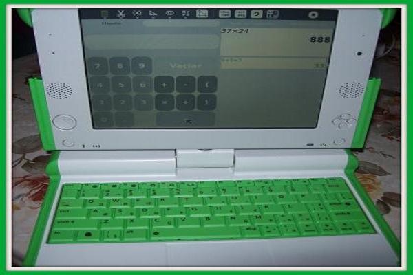 Fotografía de la computadora XO con la aplicación de calculadora funcionando