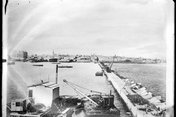 La escollera Sarandí en construcción a principios del siglo XX