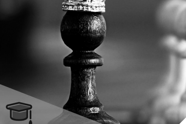 Pieza de ajedrez, peón con una corona arriba.