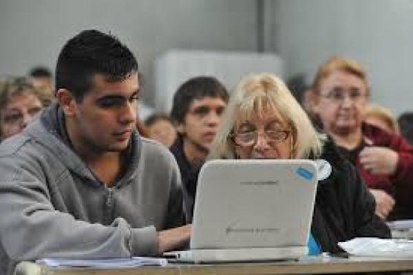 Alumnos Jóvenes y Adultos frente a una computadora