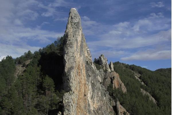 Enorme roca que forma una cresta en el pico de una montaña.