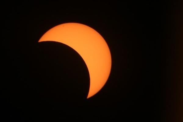 vista parcial de un eclipse solar, como aproximadamente se presentó el 2 de julio de 2019