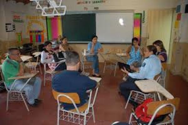 Personas sentados en una ronda estudiando