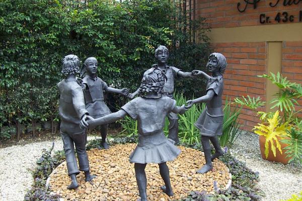 Rondas infantiles (escultura en Medellín)