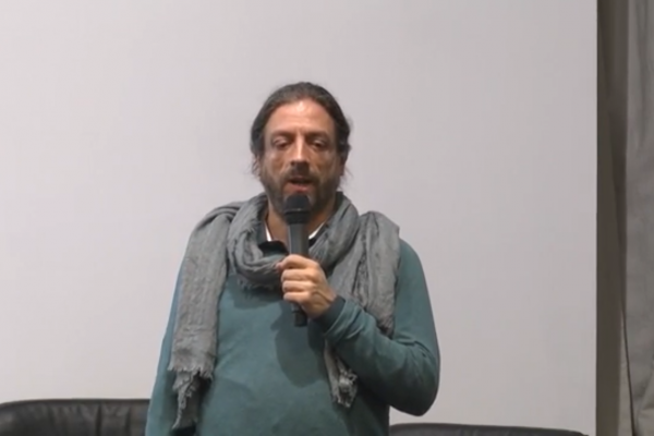 Agustín Adúriz-Bravo, en la disertación de este video