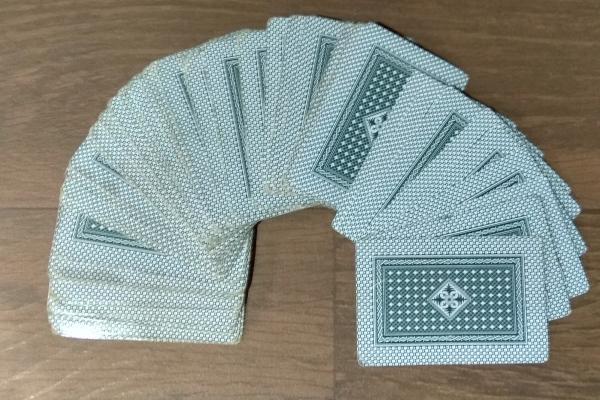 Mazo de naipes con cartas presentadas boca abajo