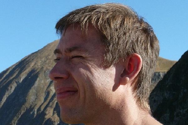 Rostro de joven con guiño.