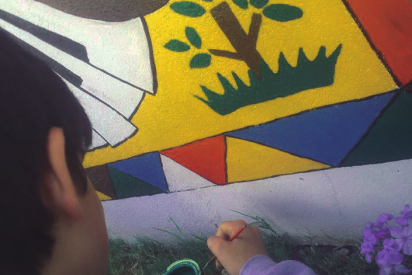 Niño pintando un mural