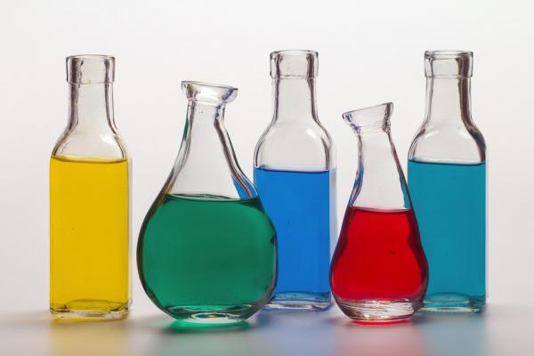 Frascos con agua coloreada. Imagen libre de derechos de autor. Origen Pixabay. 