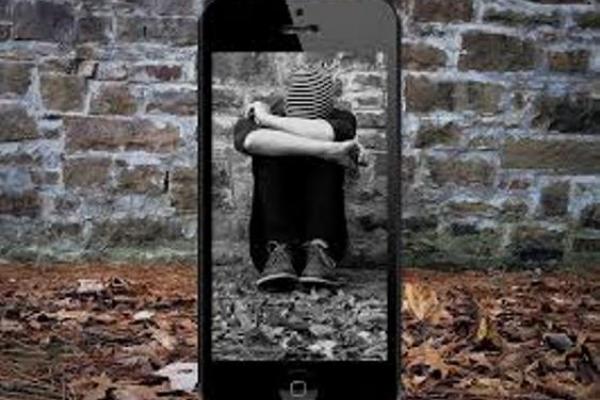 persona sola en celular