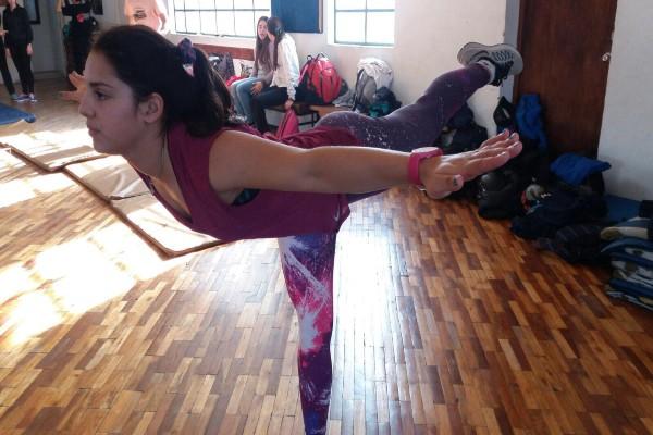 Atleta realizando figura de paloma en gimnasia artística.