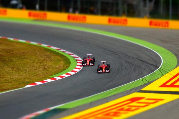Imagen de una pista de carreras con dos autos.