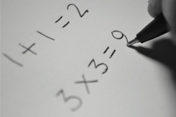 suma y multiplicación dibujadas en un papel