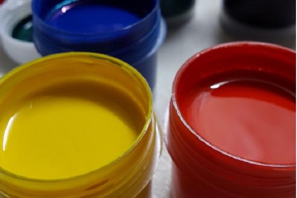 tarros de pintura abiertos