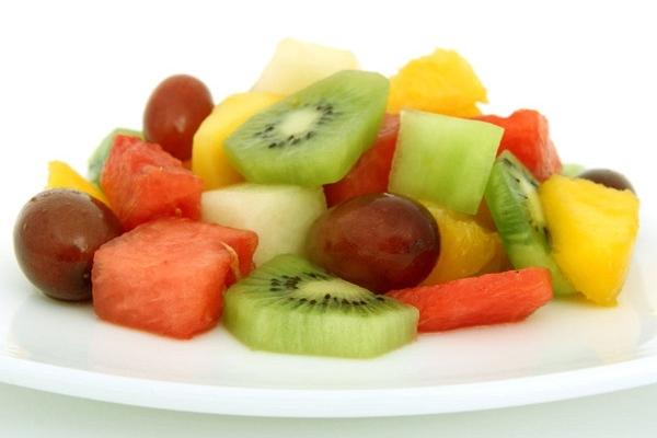 Plato con frutas picadas